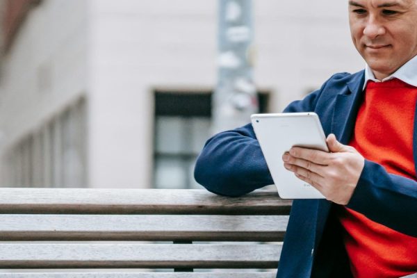 This guide shows nine practical ways to find genuinely funny books on Google Play Books without guessing or wasting money. It explains how to use the store's ge...