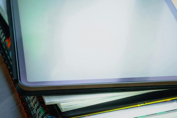 Finding books that genuinely make you laugh is harder than it should be because humor is personal and uneven across authors and series. This article uses Leigh...