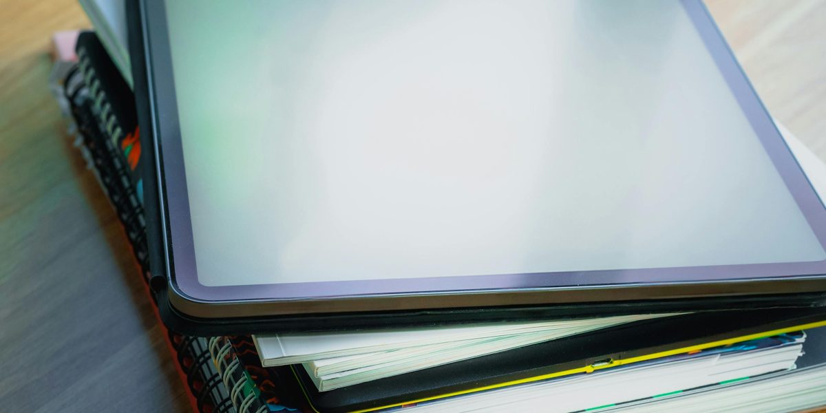 Finding books that genuinely make you laugh is harder than it should be because humor is personal and uneven across authors and series. This article uses Leigh...