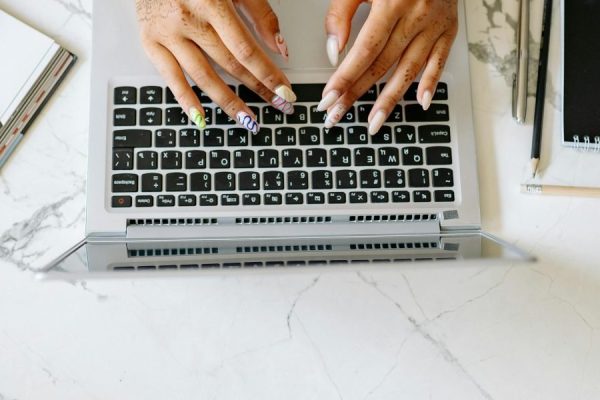 This article is a practical guide to Ann Brashares and her books, explaining who she is, how she started writing, and why her work resonates with readers. It re...