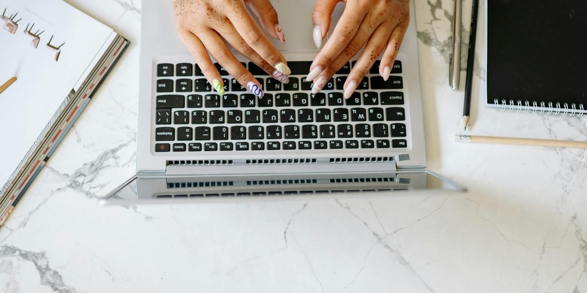 This article is a practical guide to Ann Brashares and her books, explaining who she is, how she started writing, and why her work resonates with readers. It re...