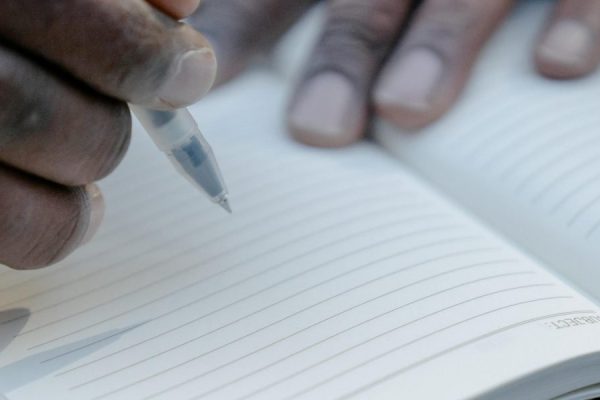 This guide gives a practical, reader-focused roadmap to Sandra Brown's vast backlist, listing her novels in chronological order from her early 1980s romances th...